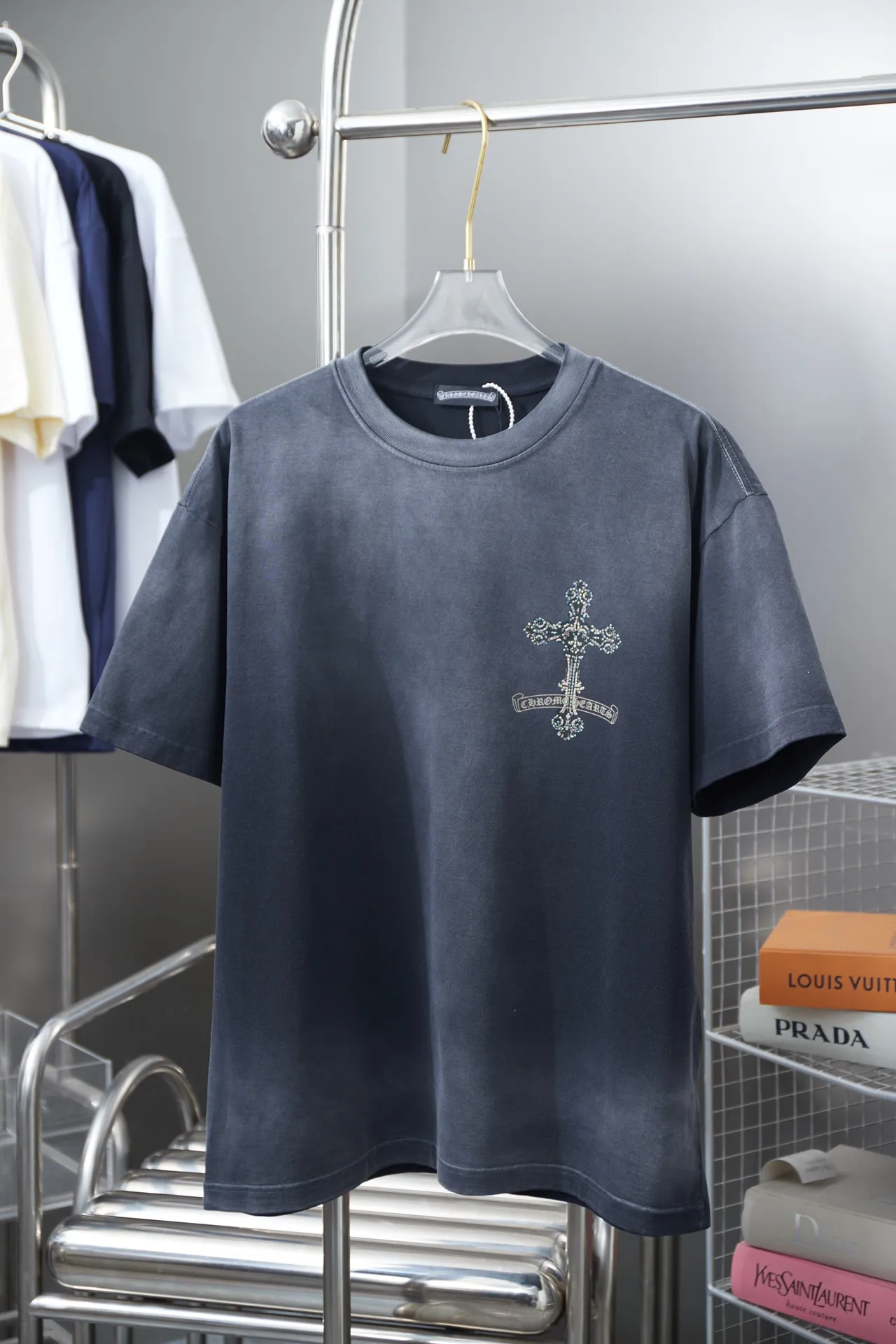🅿️220 Ch*ome Hearte CH 25SS early spring new model, hot diamond cross pattern short sleeves, light luxury, essential item for daily commuting for men and women, correct version, welcome to compare, detailed features · 280g 100% pure cotton double yarn jersey fabric · Special thickened 32 pieces of double-strand 1X1 thread in the same vat custom dyeing · Kangli digital printing ➕Imported Australian matte pearlescent diamonds. Ready-made garments are dyed. Then do the faded fried snowflake process, then wash it to make it look old. Common washing improves the effect · Double-needle stitching across seams · Original main mark, washed tag, branded moisture-proof paper packaging Color: black/dark sapphire blue/brown army green Size: S/M/L/XL